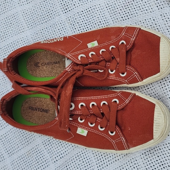 Cariuma Pantone Rust lace up sneakers 9 - Picture 12 of 14